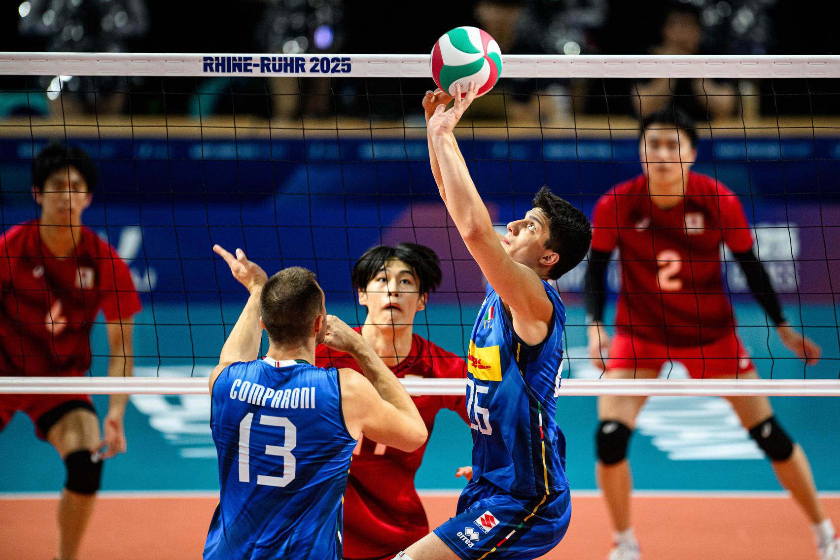 Italy’s setter Boninfante sets the ball for his teammate Comparoni. | © Frederic Scheidemann / Rhine-Ruhr 2025