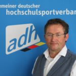 © adh