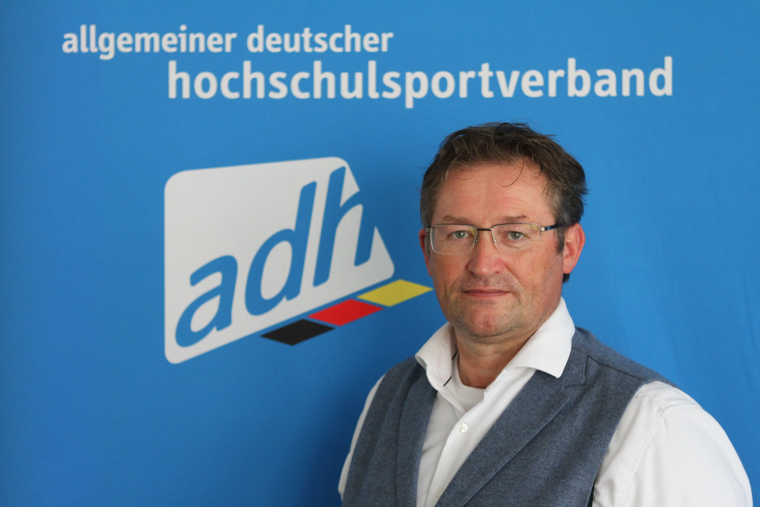 © adh